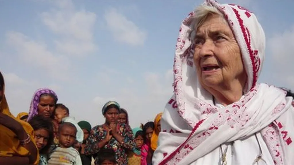 Dr Ruth Pfau with flood victims